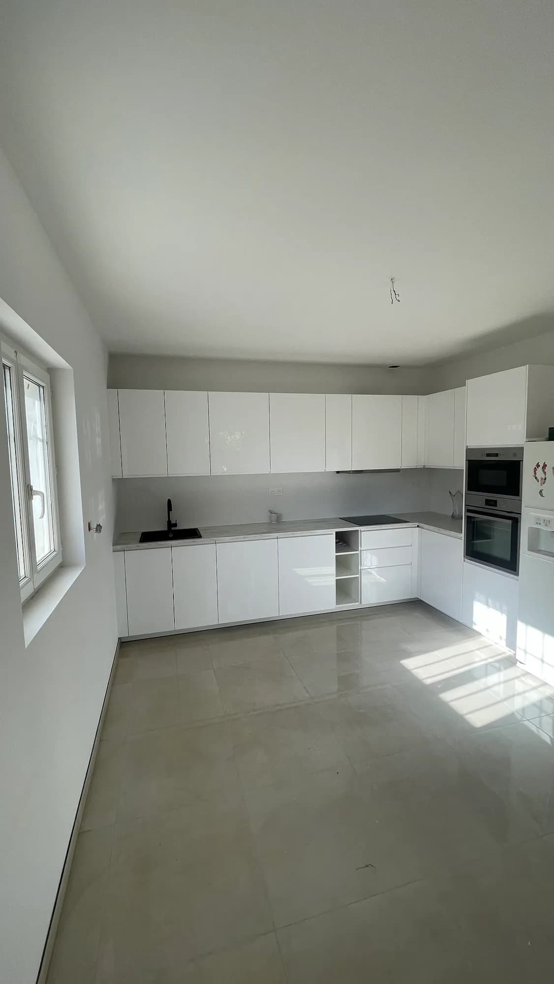 Cuisine blanche équipée posée par Kaza à Anglet