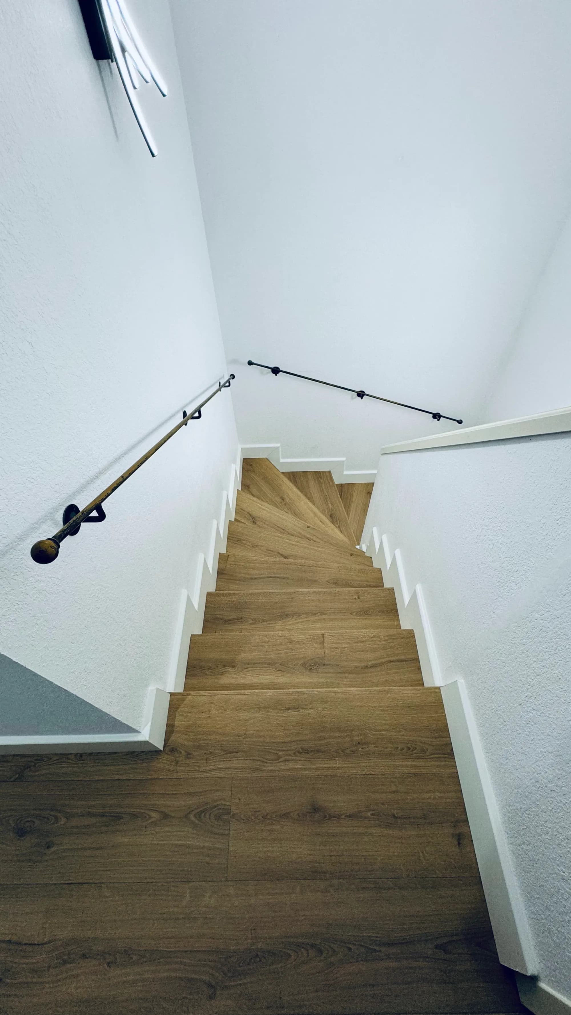 Escalier en bois vu depuis l'étage dans une maison à Bayonne