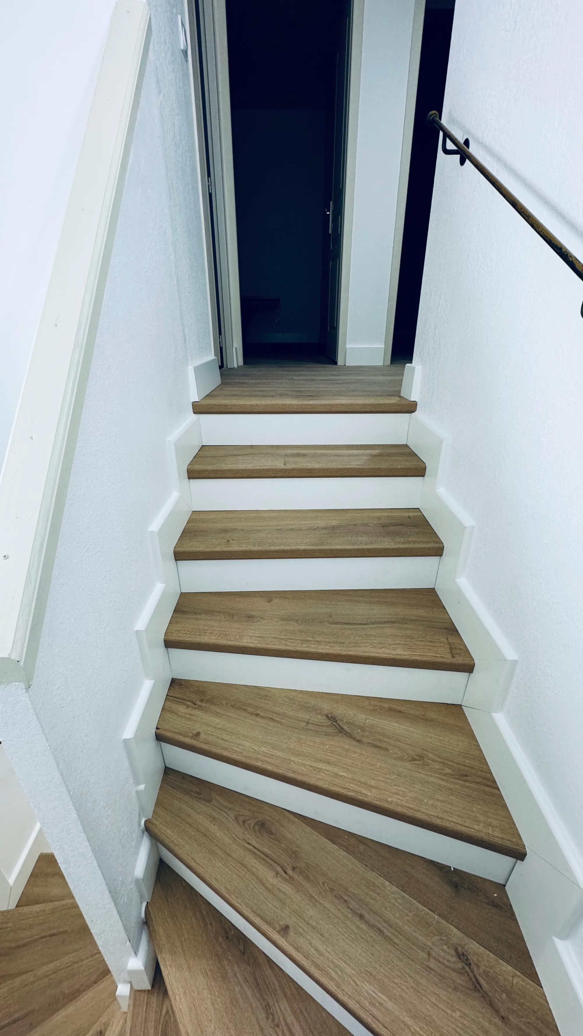 Marches et contremarches en bois vues depuis le haut de l'escalier à Bayonne