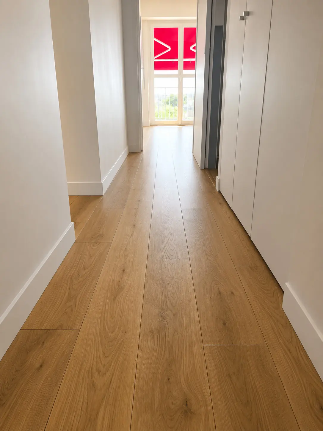 Pose de parquet contrecollé dans le couloir d'un logement à Anglet
