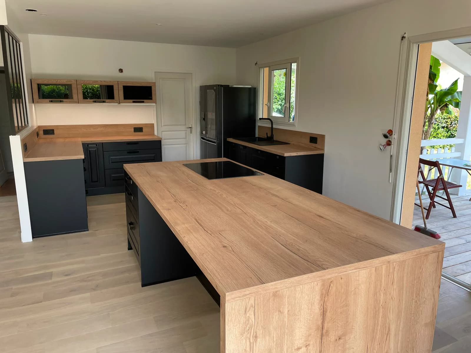 Cuisine noire et bois avec îlot central à Anglet