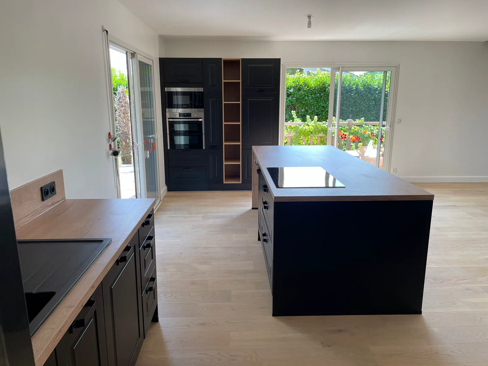 Cuisine Ixina équipée avec îlot et colonnes à Anglet