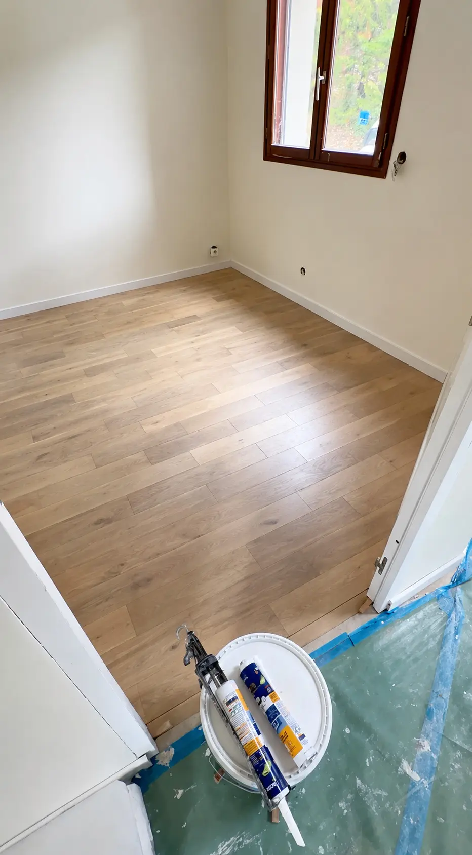 Parquet massif et plinthes après pose dans une chambre à Biarritz